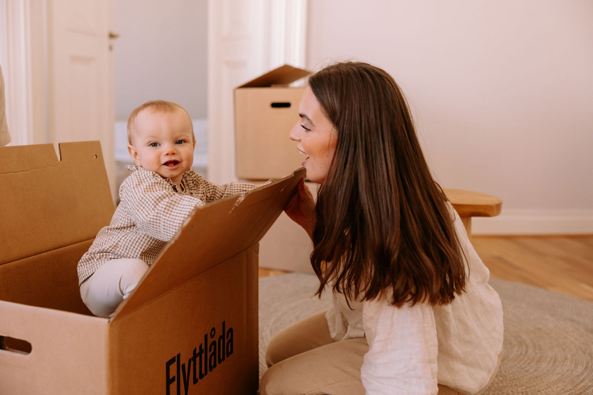 Bebis i flyttlåda